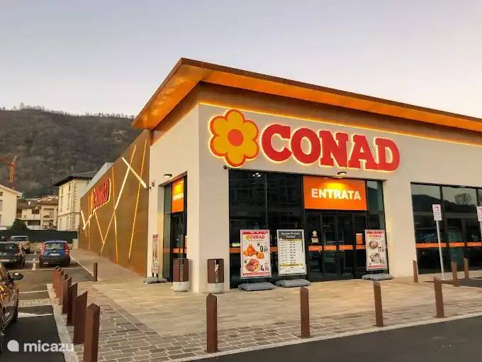 Drie grote supermarkten in de buurt.