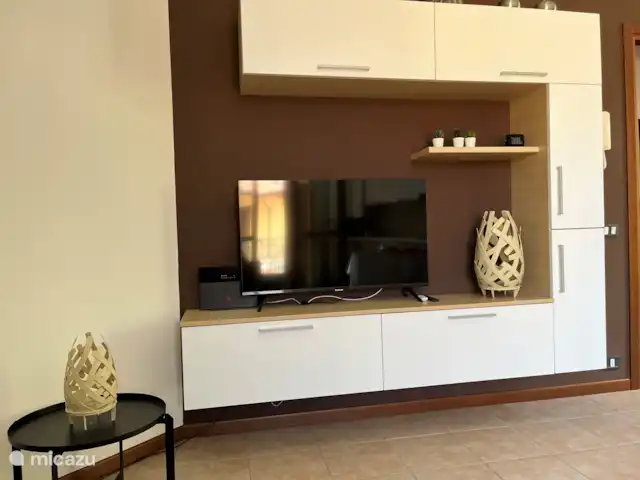 Casa Lago : Luxe et piscine ★★★★★ | Italie, Lacs italiens , Tavernola Bergamasca - appartement Samsung Smart TV 43 pouces avec Google Chromecast (streaming via Netflix, Youtube, l’application Ziggo, etc.