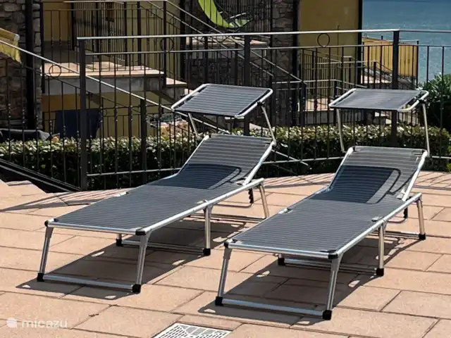 Casa Lago : Luxe et piscine ★★★★★ | Italie, Lacs italiens , Tavernola Bergamasca - appartement Deux transats privés disponibles pour une utilisation au bord de la piscine
