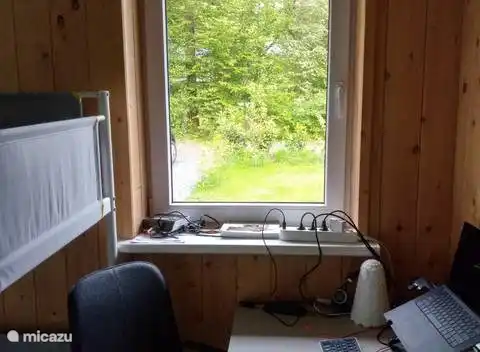 Schlafzimmer 2 Schreibtisch mit Blick auf den Garten