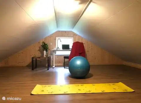 Dachgeschoss: Schreibtisch + Entspannungsbereich. Bitte beachten Sie: Die Höhe dieses Raums beträgt ca. 1,6 m, er ist also ziemlich niedrig!