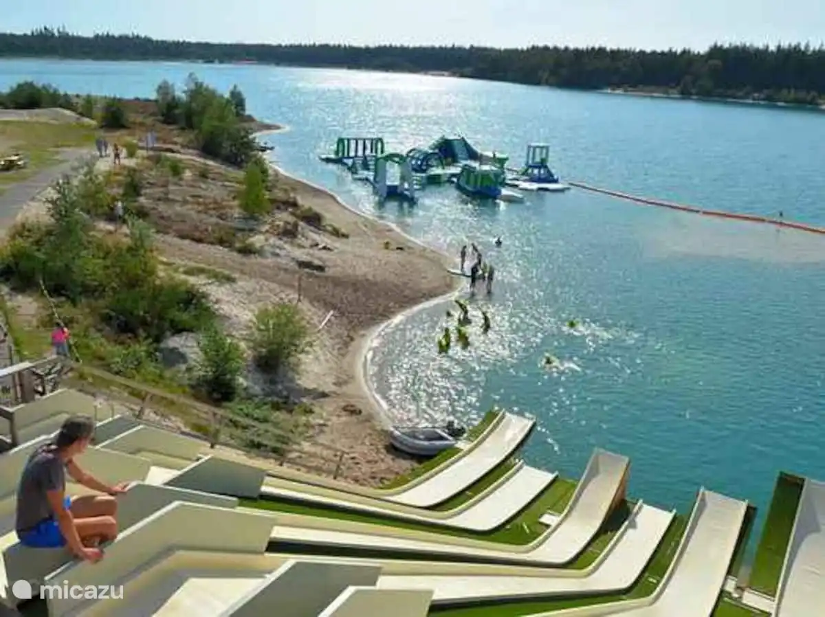 Am großen See gibt es einen Wasserpark. https://dxadventurepark.nl/
