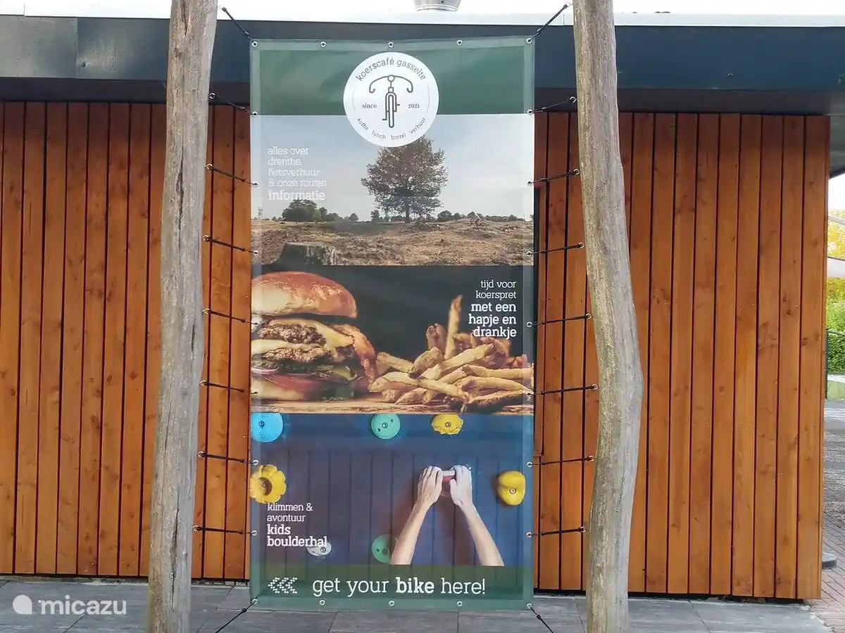 Auf dem angrenzenden Campingplatz (Lente van Drenthe) gibt es ein Mittagscafé, das zu Fuß erreichbar ist. https://www.koerscafegasselte.nl/