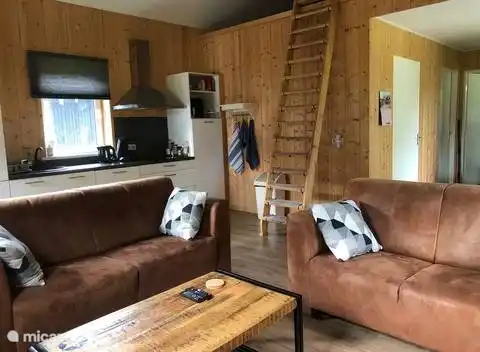 Vom Wohnzimmer mit Blick auf die Küche und Treppe zum Dachgeschoss