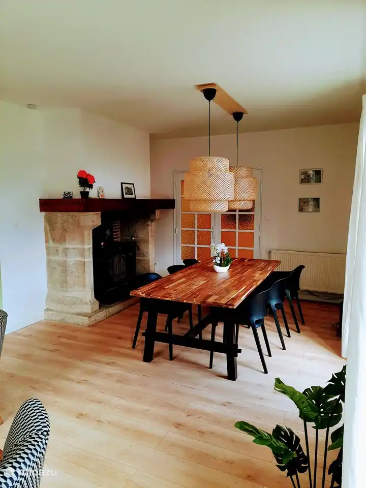 mesa de comedor y chimenea, puertas al pasillo