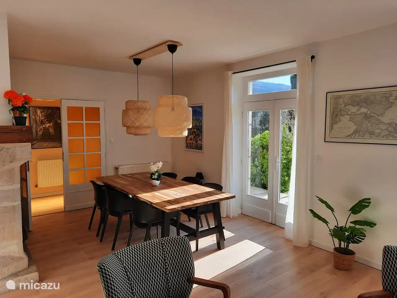 salón al fondo con puerta que da acceso al recibidor