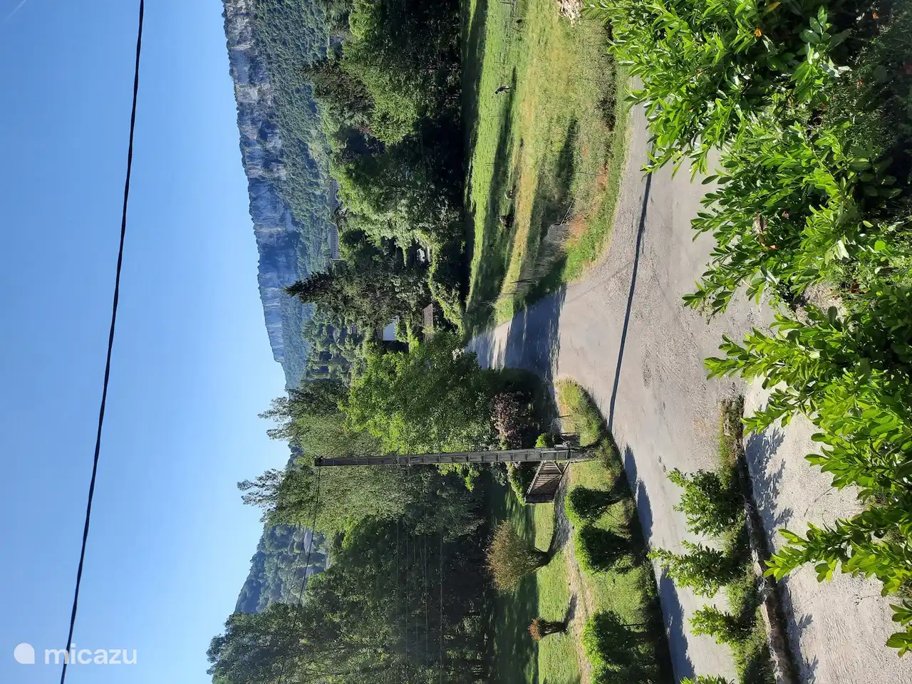 Puedes ver esto cuando te paras en el borde de la piscina. Si caminas por la carretera (400 metros) estás en el atractivo pueblo