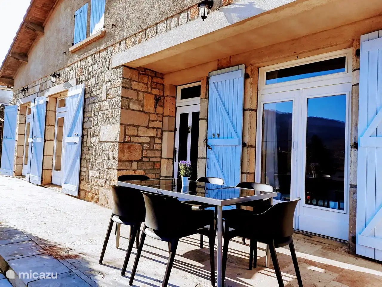 terraza en frente de la casa