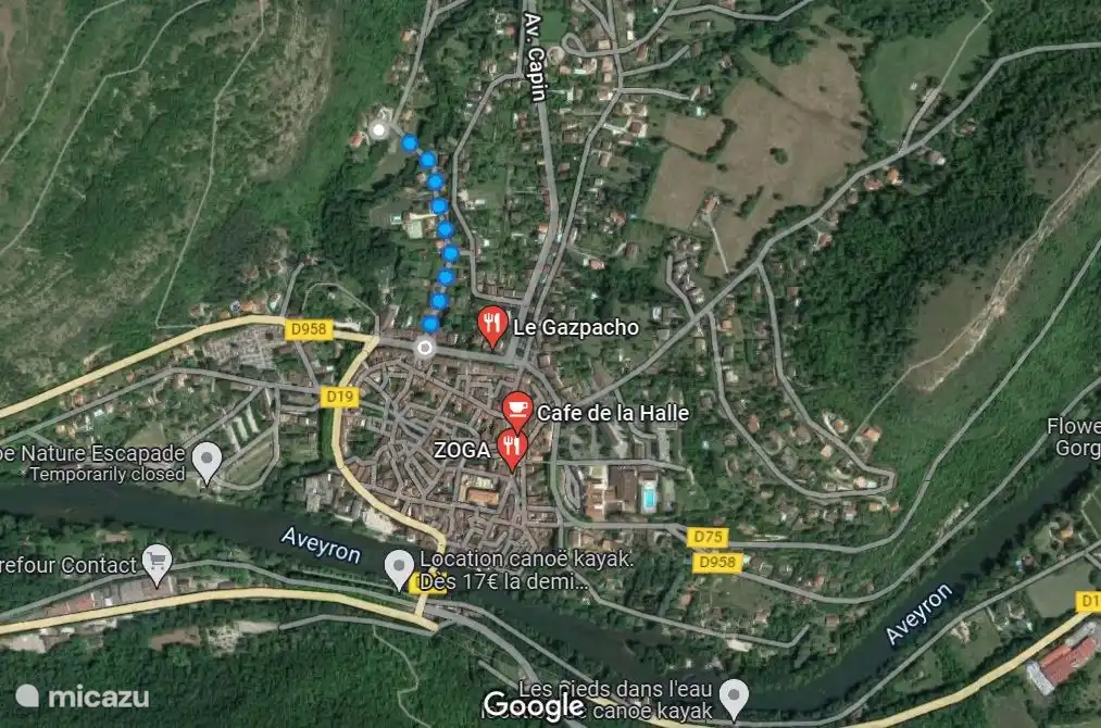 La línea azul es la distancia (400 metros) desde la casa hasta el centro. Toda la paz y la tranquilidad y la vista sin obstáculos y, sin embargo, a tiro de piedra del casco antiguo con todos los restaurantes, cafés y tiendas acogedoras 