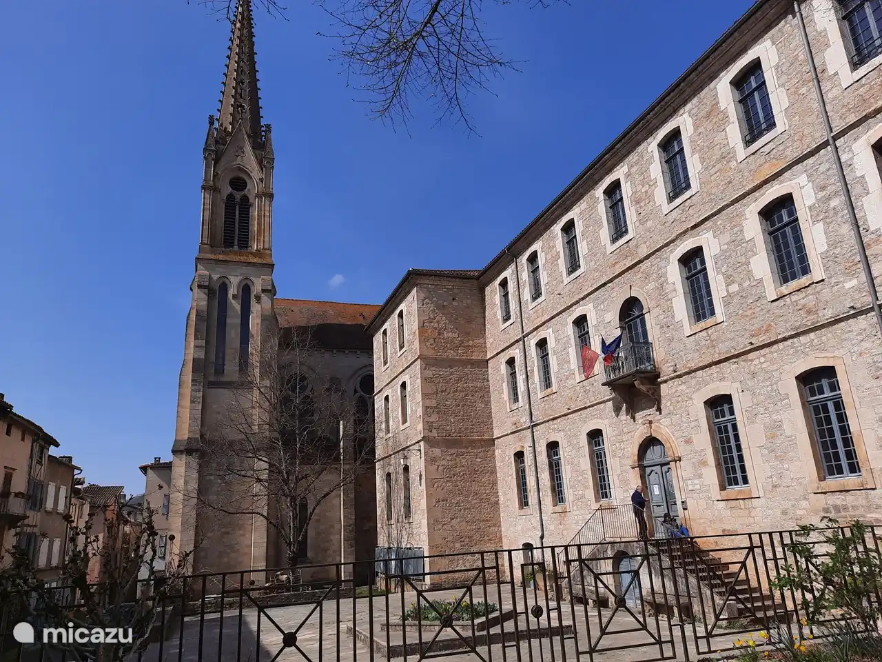 Ayuntamiento e iglesia en Saint Antonin