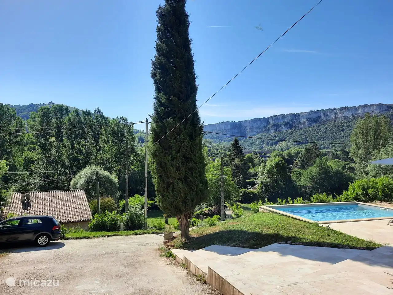 lado con estacionamiento privado