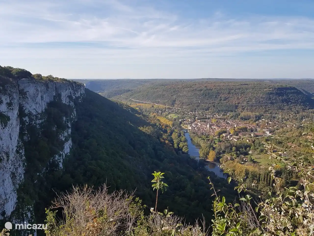 En uno de los paseos se puede ver el pueblo de Saint Antonin Noble Val desde el Roc d'Anglars