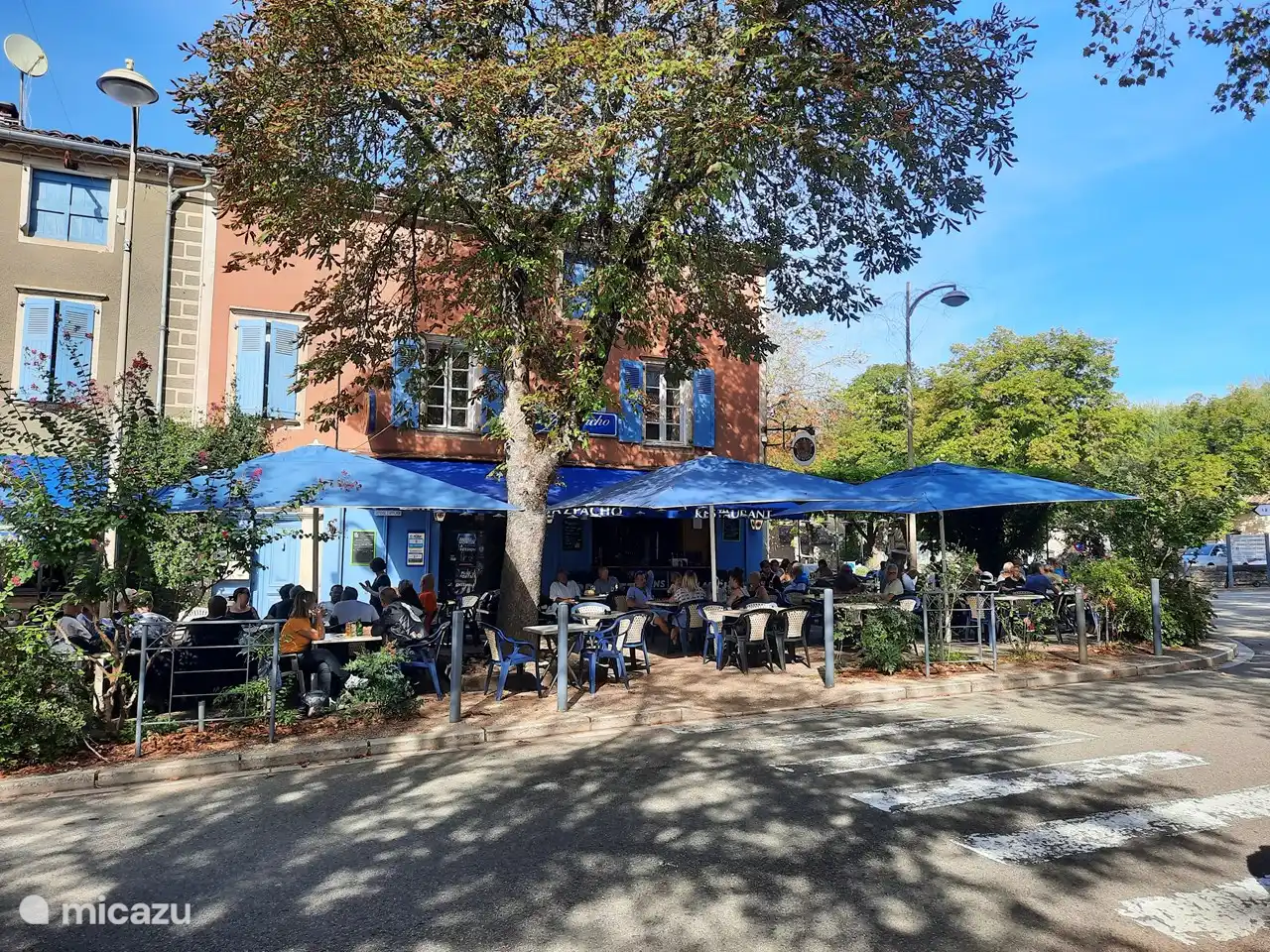 Uno de los cafés-restaurantes de Saint Antonin