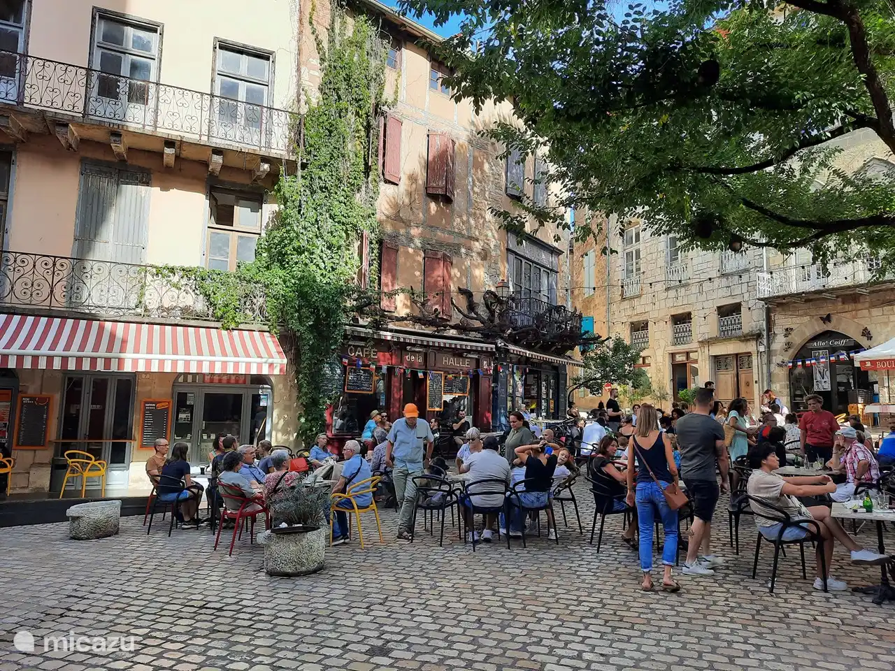 Café De La Halle en el centro