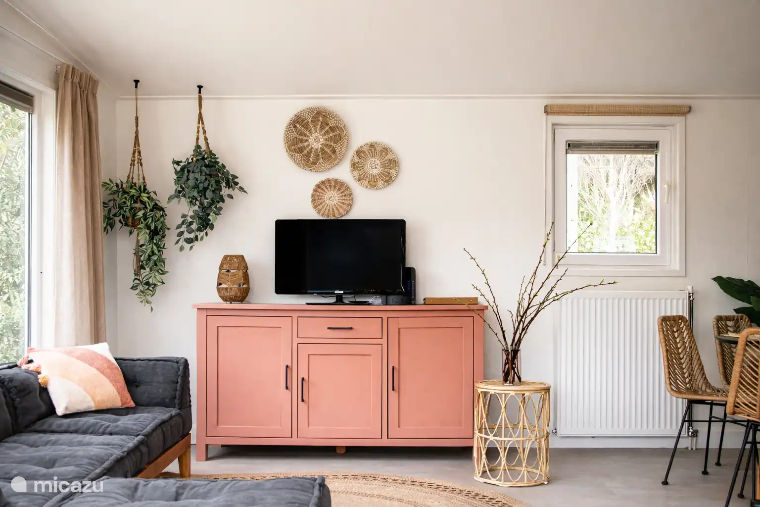 Lichte woonkamer met veel ramen