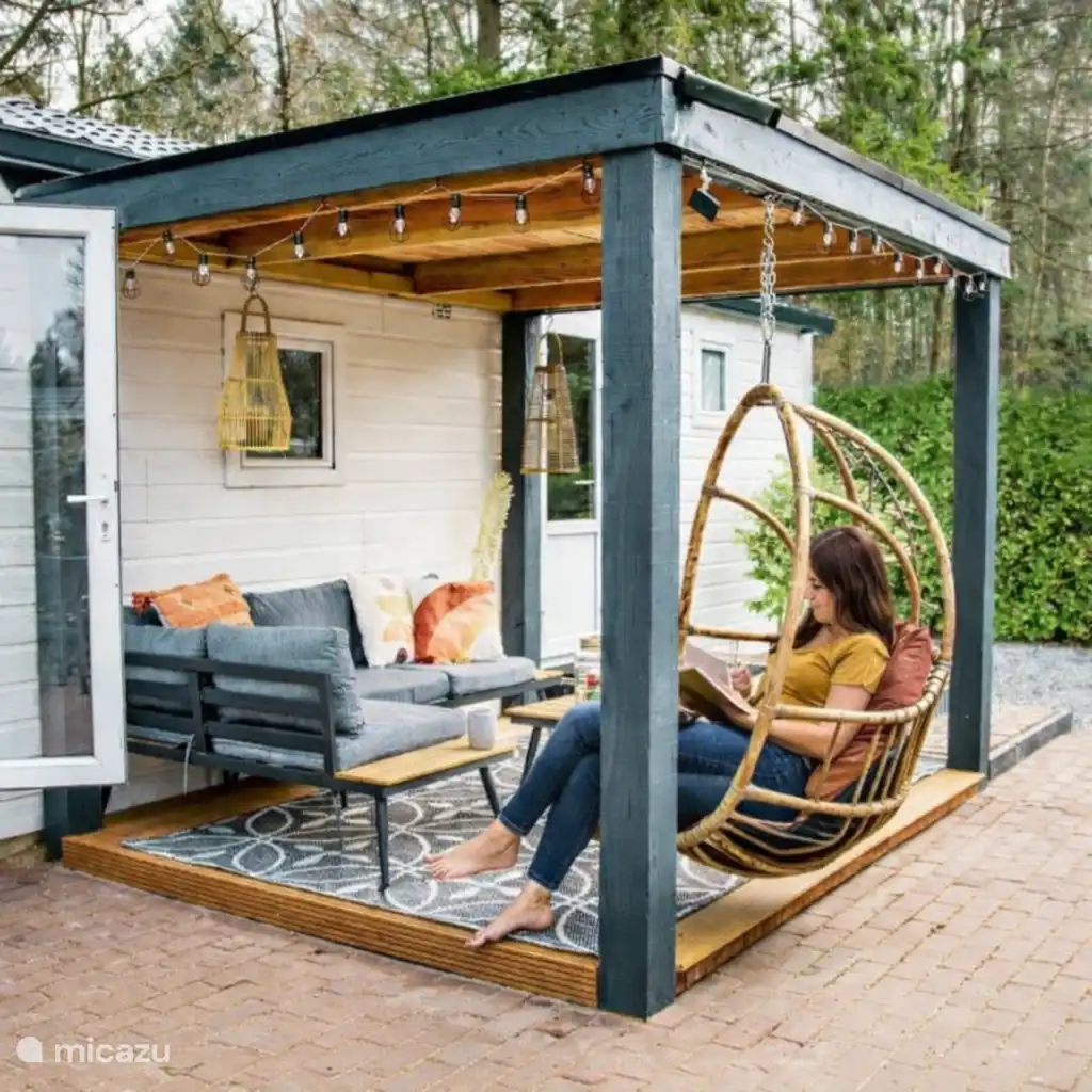 Lekker buiten in de tuin onder de pergola een boek lezen