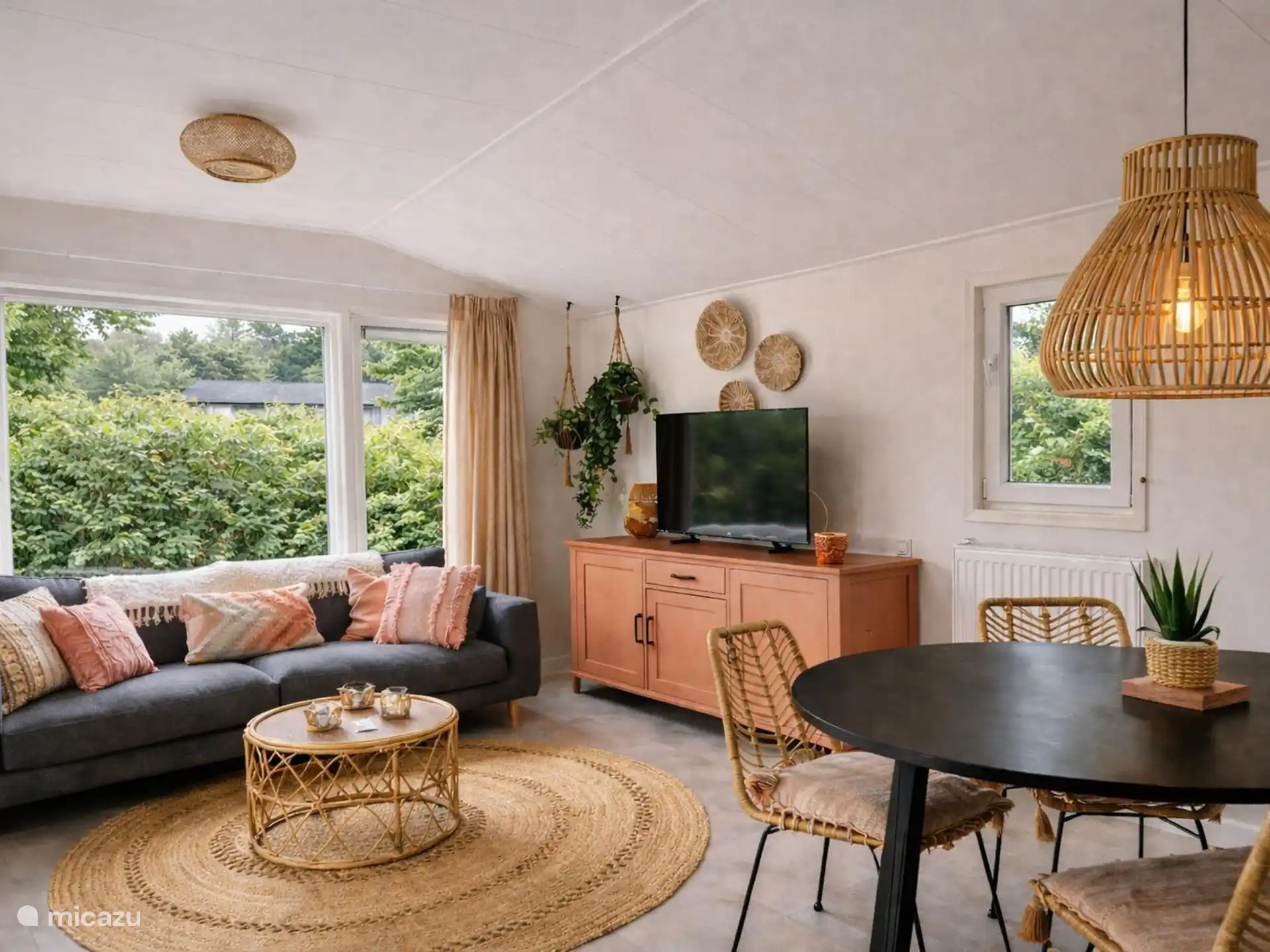 Gezellig ingerichte woonkamer van alle gemakken voorzien