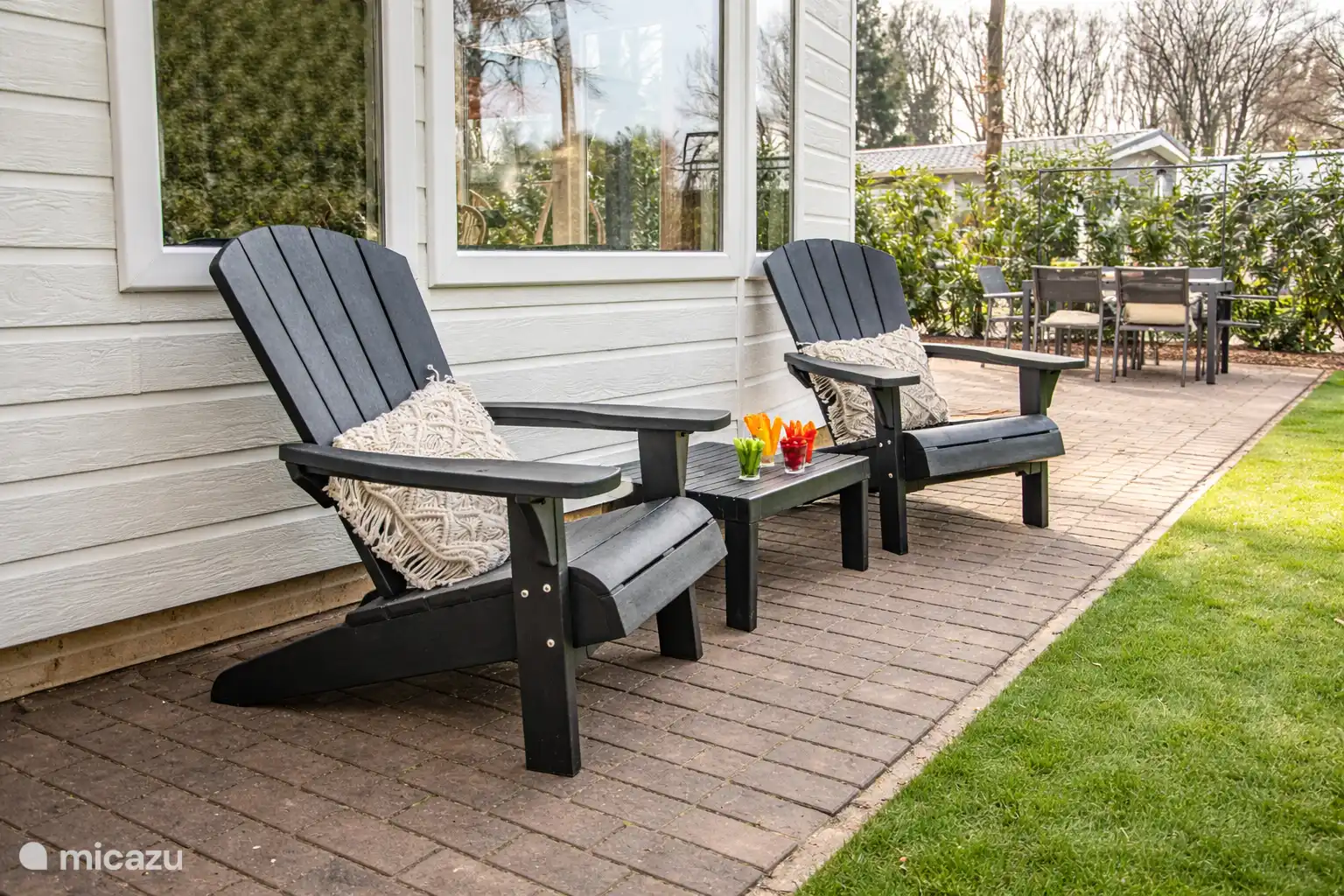 verschillende zitplekken in de tuin