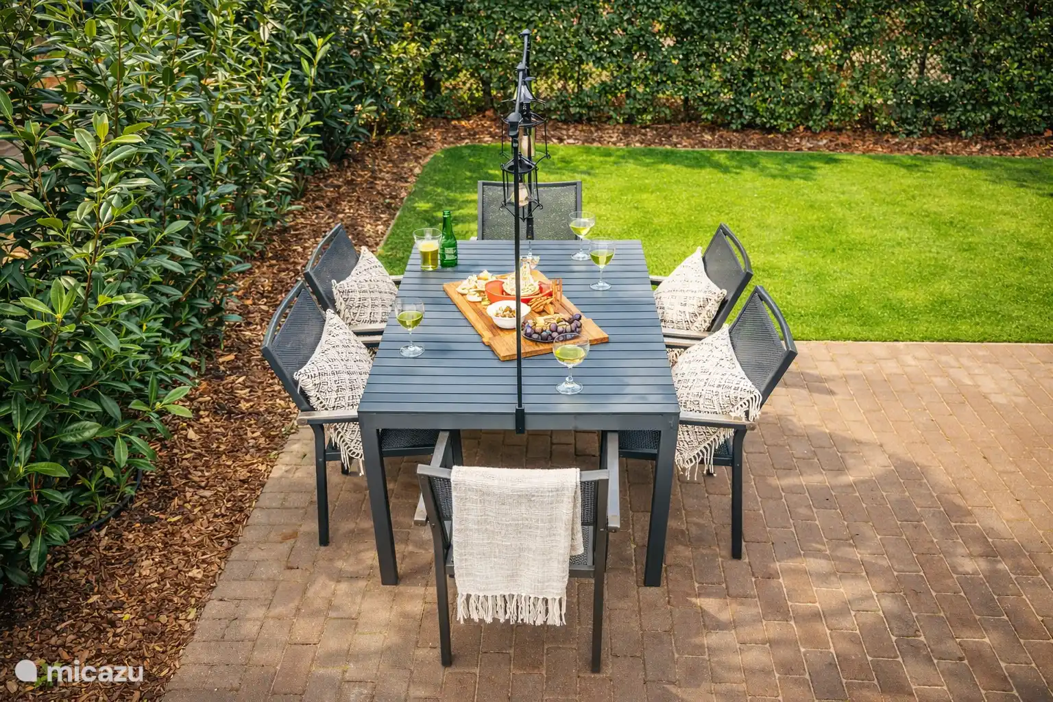 borrelen of eten in de tuin voor het huisje