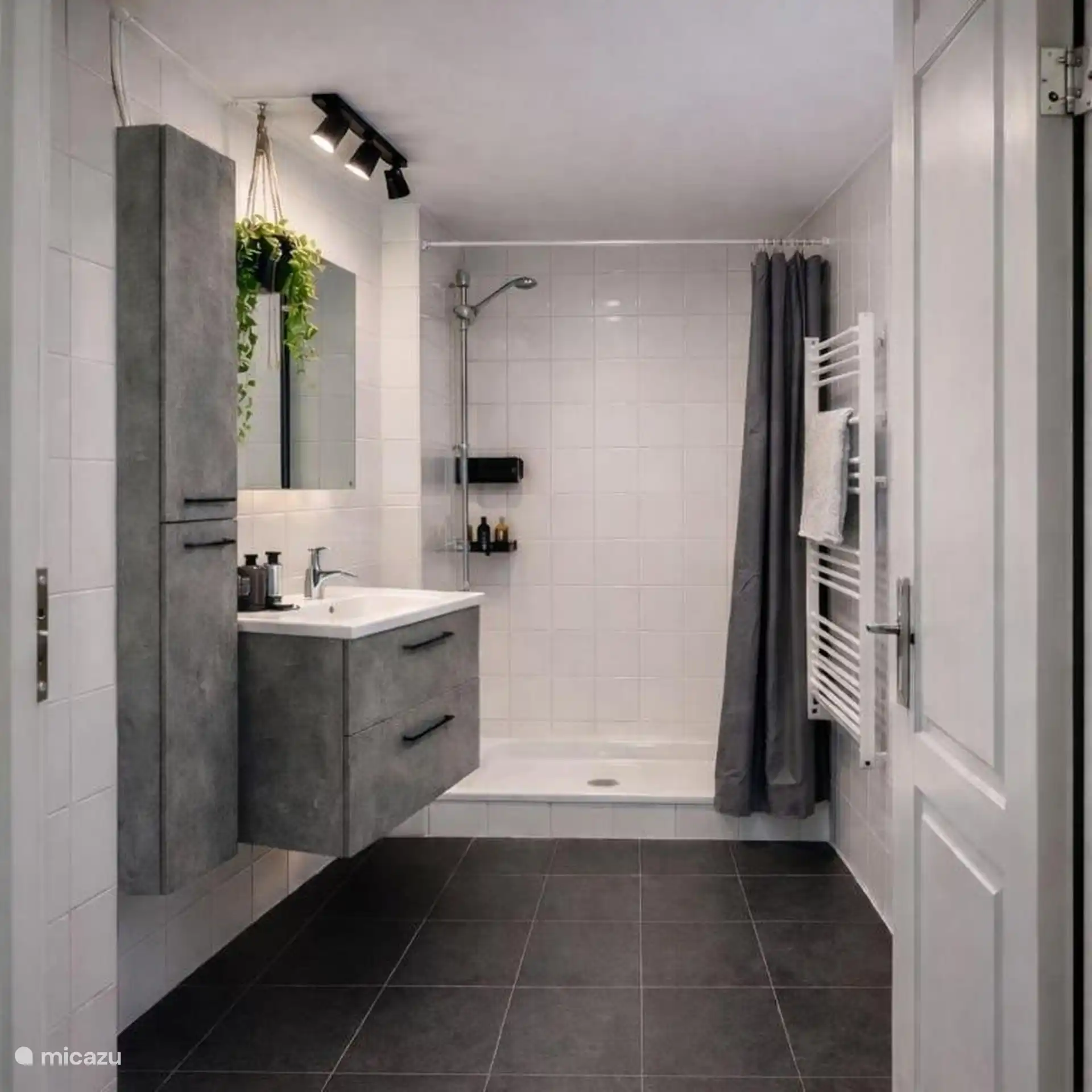 Badkamer met heerlijke douche, ruime wastafel en veel opbergruimte