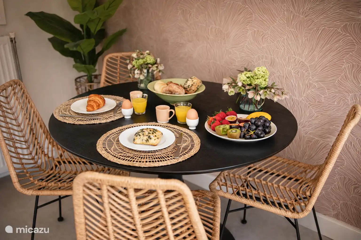 Heerlijk ontbijten in de gezellige lichte woonkamer