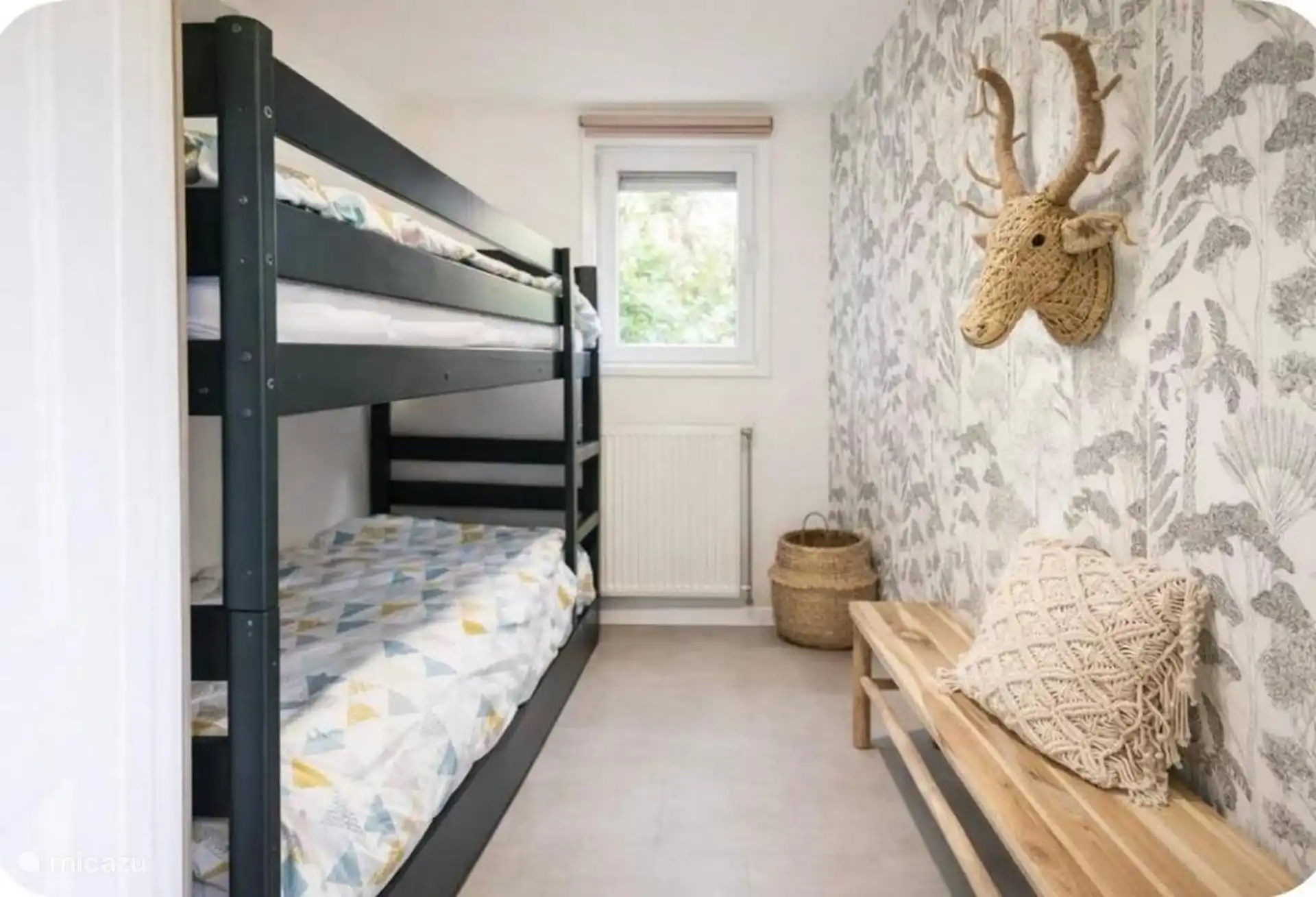 Slaapkamer met stapelbed en onderschuifbed