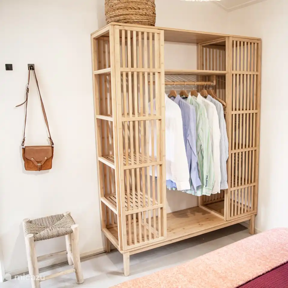 Wie schön ist dieser geräumige Kleiderschrank mit jetzt wirklich genug Platz zum Hängen und Legen!