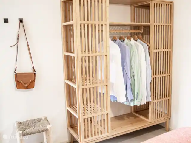 tiny house huren in Nederland, Gelderland, Epe – StayatSas Tiny House Sam op Veluwe! Hoe fijn is deze ruime kledingkast met nu echt eens genoeg ruimte voor hang-en leg!