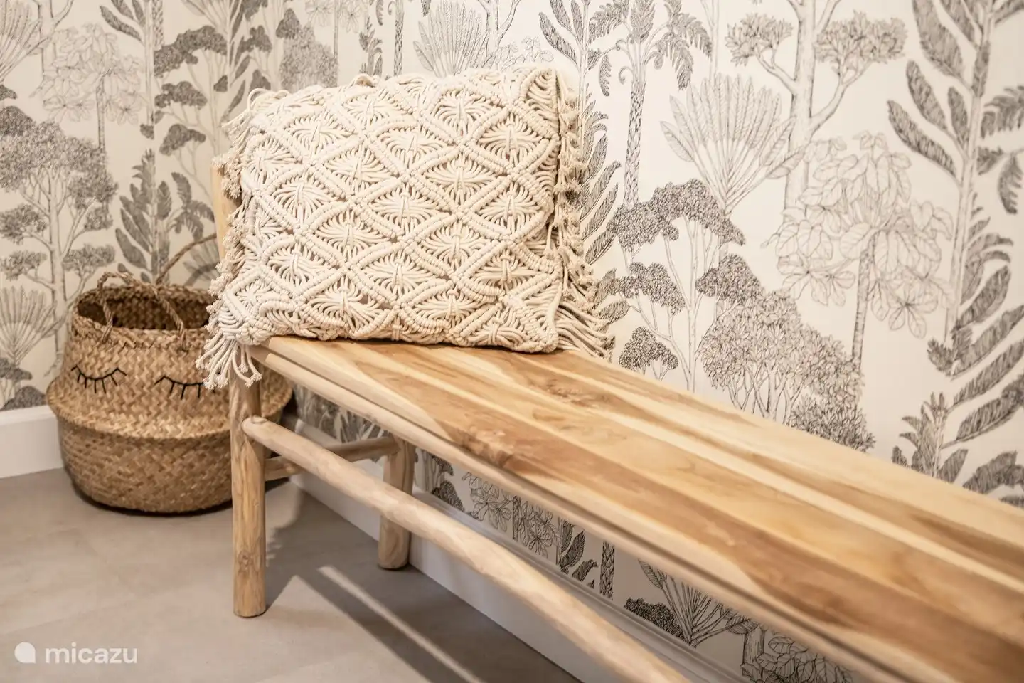 Das kleinere Schlafzimmer hat eine gemütliche Bank, wo Sie Ihre Schuhe anziehen können!