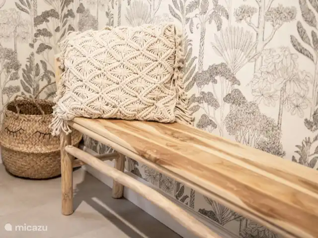 tiny house huren in Nederland, Gelderland, Epe – StayatSas Tiny House Sam op Veluwe! Op de kleinere slaapkamer staat een gezellig bankje waar je mooi even je schoenen op kunt aandoen!