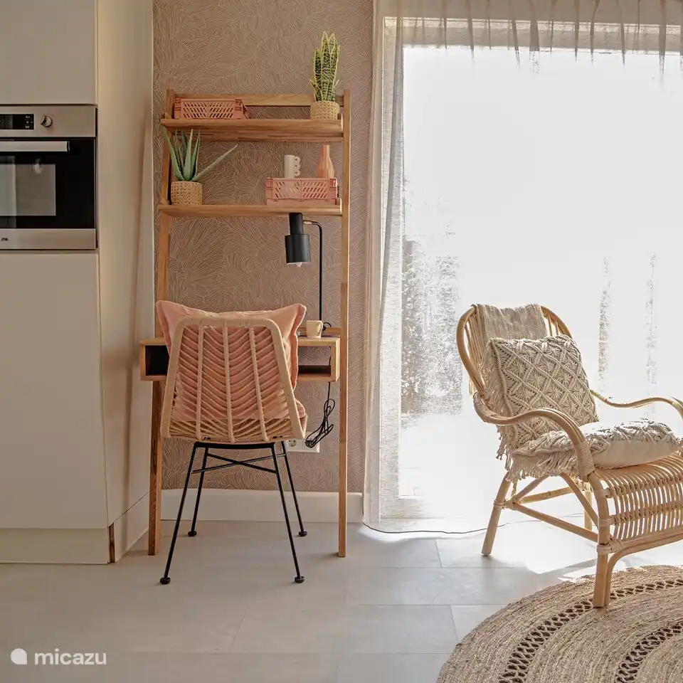 Wenn Sie eine Weile arbeiten müssen, können Sie das am Schreibtisch im Wohnzimmer tun