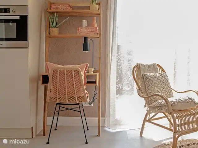 tiny house huren in Nederland, Gelderland, Epe – StayatSas Tiny House Sam op Veluwe! Als je even moet werken kan dat aan het buro in de woonkamer