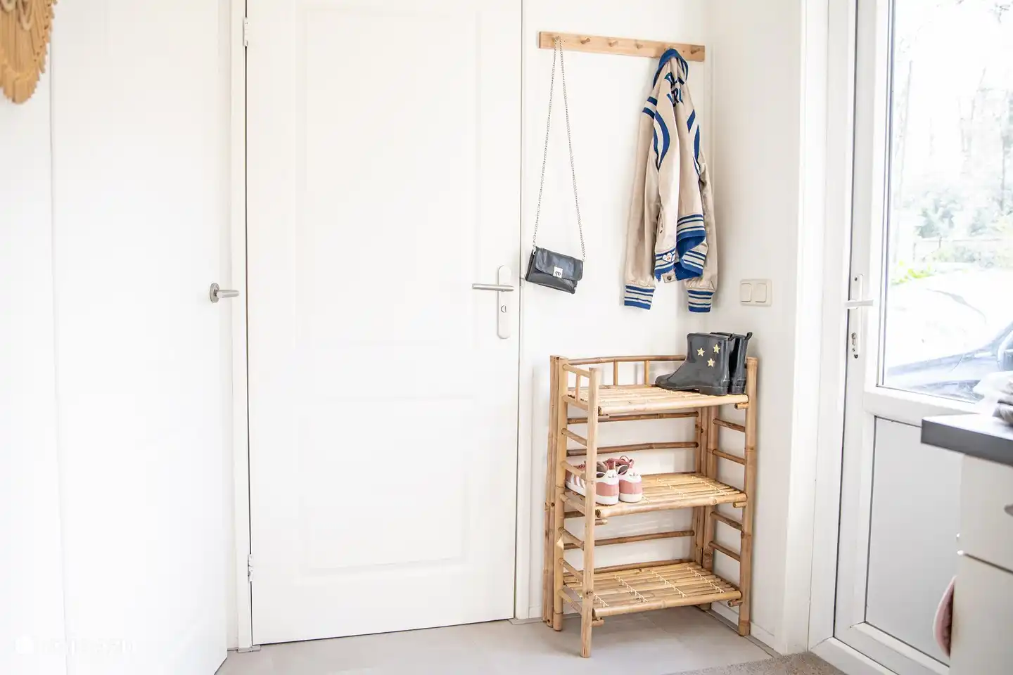 schöner Waldspaziergang? Sie können draußen den Schlamm von Ihren Schuhen klopfen und Ihre Schuhe dann auf den Ständer stellen!