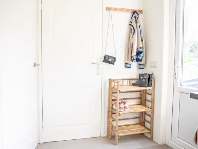 tiny house huren in Nederland, Gelderland, Epe – StayatSas Tiny House Sam op Veluwe! lekker gewandeld door de bossen? Je kan de modder buiten van je schoenen stampen en dan je schoenen op het rekje zetten!