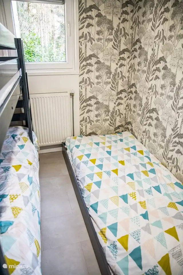 Das kleine Schlafzimmer hat ein Etagenbett mit einem ausziehbaren Bett auf Rädern darunter, das Sie herausziehen können. sehr praktisch: Tagsüber schiebt man das Bett wieder nach unten, damit man mehr Platz im Zimmer hat!