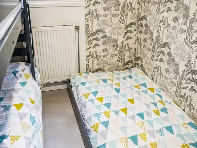 tiny house huren in Nederland, Gelderland, Epe – StayatSas Tiny House Sam op Veluwe! Op de kleine slaapkamer staat een stapelbed met eronder een uitschuifbed op wielen wat je eronder uit kan trekken. lekker handig: overdag schuif je het bed weer eronder zodat je wat meer ruimte hebt in de kamer!