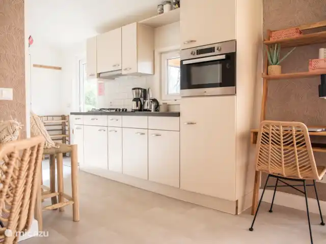 tiny house huren in Nederland, Gelderland, Epe – StayatSas Tiny House Sam op Veluwe! De keuken is van alle gemakken voorzien. Er zit een magnetron en oven in, een filterkoffie apparaat en een Nespresso. Een waterkoker, een broodrooster en een vierpits gasfornuis!