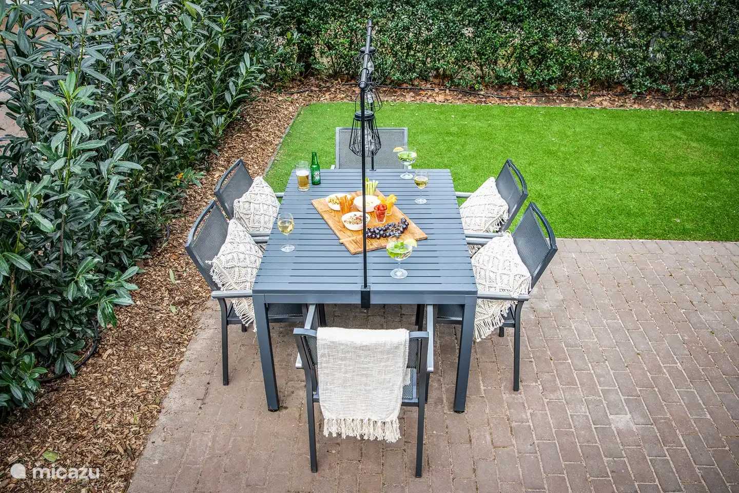 Genießen Sie das Essen im Freien am großzügigen Esstisch mit sechs Stühlen