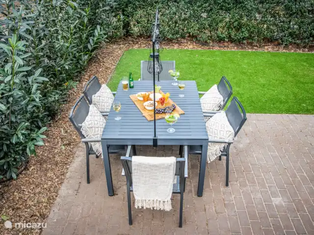 tiny house huren in Nederland, Gelderland, Epe – StayatSas Tiny House Sam op Veluwe! Buiten lekker eten aan de ruime eettafel met zes stoelen