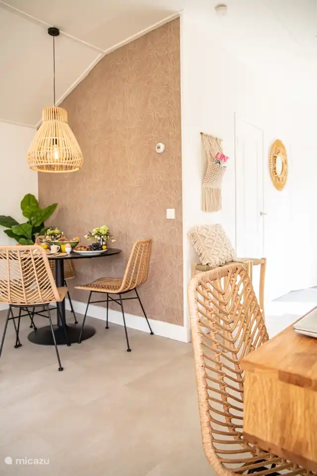 Essen Sie drinnen am gemütlichen runden Tisch. Bei Bedarf steht im Schuppen ein Hochstuhl aus Holz