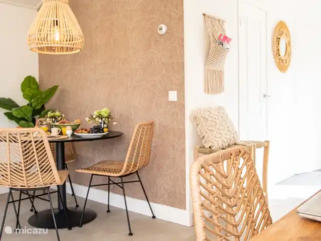 tiny house huren in Nederland, Gelderland, Epe – StayatSas Tiny House Sam op Veluwe! lekker binnen eten aan de gezellige ronde tafel. Er staat een houten kinderstoel in de schuur als je deze nodig hebt