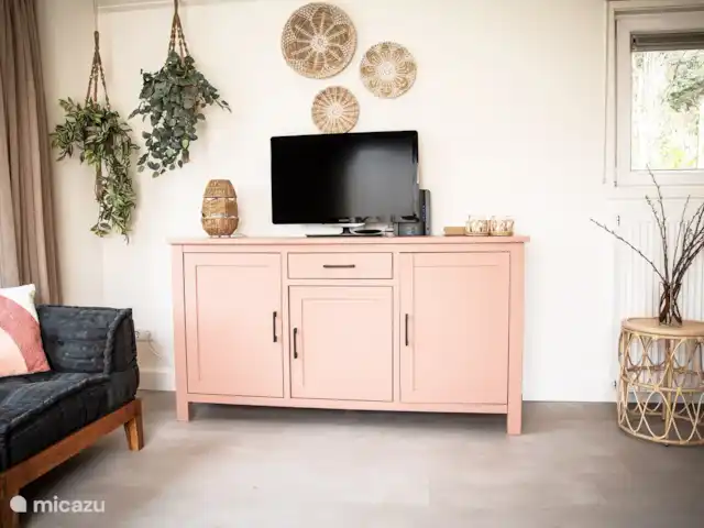 tiny house huren in Nederland, Gelderland, Epe – StayatSas Tiny House Sam op Veluwe! De Ziggo Tv heeft wel 30 netten alle nederlandse maar ook vele duitse, belgische, engelse en franse netten