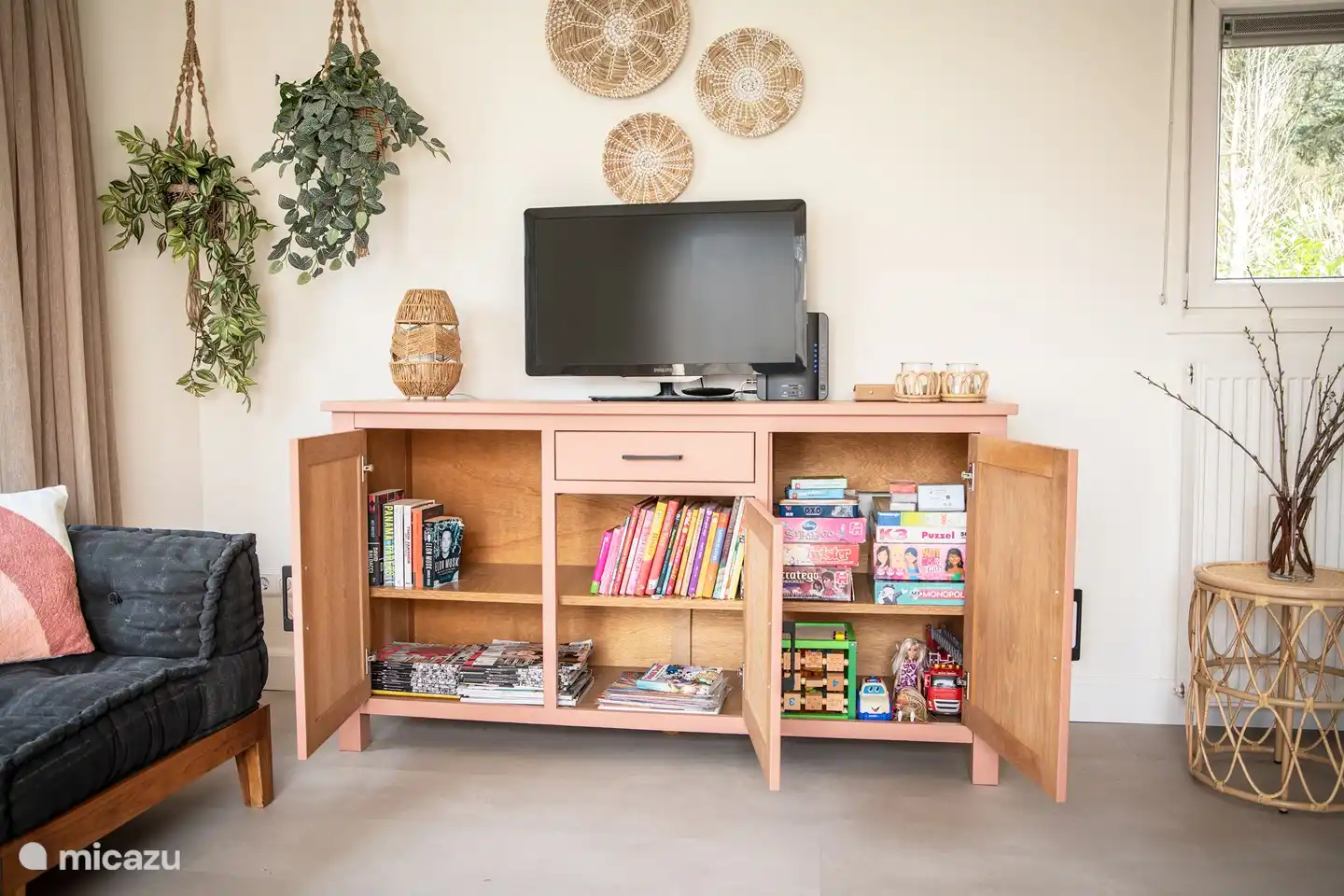 Es gibt viele Brettspiele, Hefte, Zeitschriften, Comics, Spielzeug und Bücher für Erwachsene.