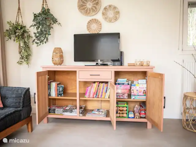 tiny house huren in Nederland, Gelderland, Epe – StayatSas Tiny House Sam op Veluwe! Er zijn veel bordspellen, boekjes, tijdschriften, strips, speelgoed en volwassen boeken aanwezig.