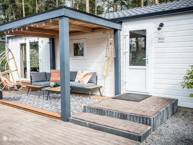tiny house huren in Nederland, Gelderland, Epe – StayatSas Tiny House Sam op Veluwe! Wat een heerlijk overdekt terras met die loungebank en die hangstoel heerlijk relaxen!