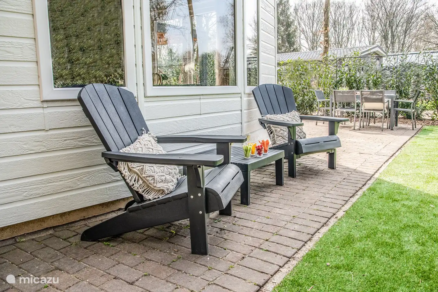 Diese Liegestühle befinden sich an der Seite des Hauses und sind an einem heißen Tag im Schatten zum Lesen!