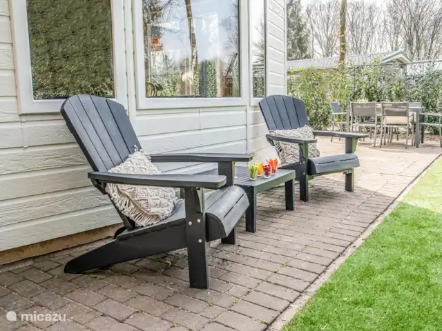 tiny house huren in Nederland, Gelderland, Epe – StayatSas Tiny House Sam op Veluwe! Deze loungestoelen staan aan de zijkant van het huis en staan in de schaduw om heerlijk te lezen op een warme dag!