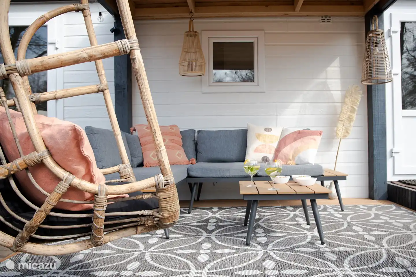 Genießen Sie draußen eine Tasse Kaffee!