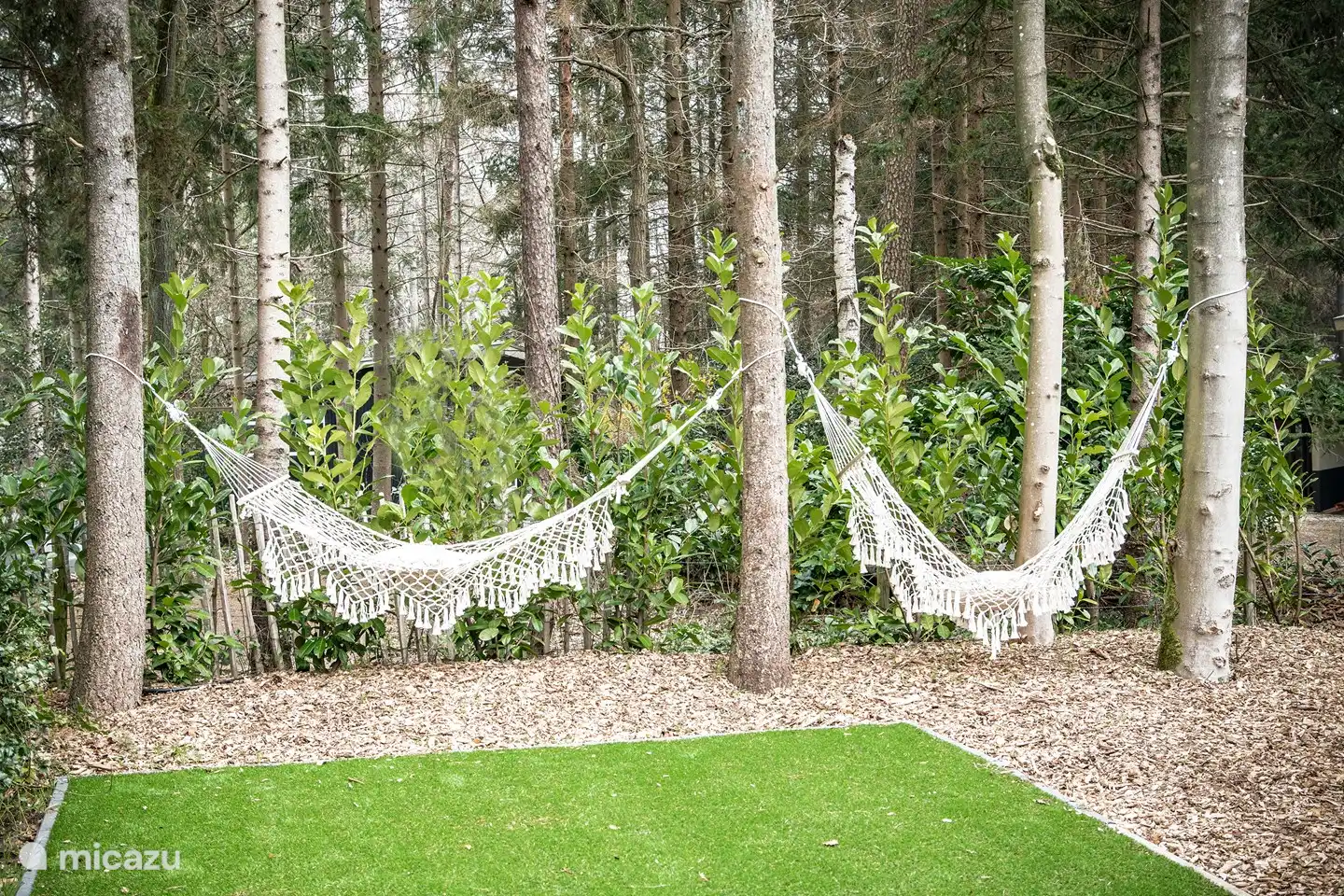 Faulenzen in den Hängematten unter den Bäumen