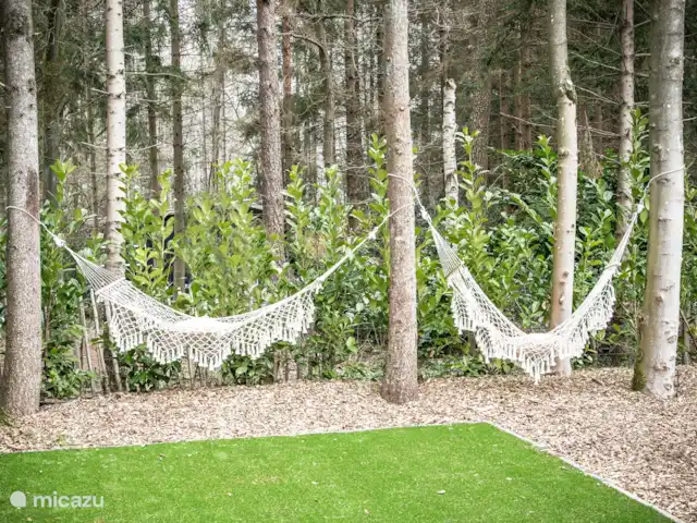 tiny house huren in Nederland, Gelderland, Epe – StayatSas Tiny House Sam op Veluwe! Lekker luieren in de hangmatten onder de bomen